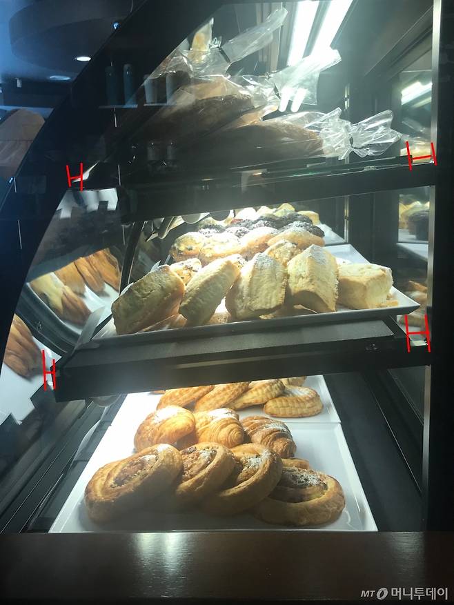 세정제를 뿌려 문제가 된 해당 매장 쇼케이스를 옆에서 찍은 모습. 미세하지만 선반 사이 틈이 있었다/사진=한지연기자