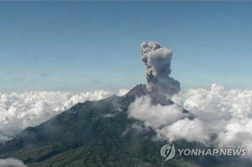 10일 오전 분화한 족자카르타의 므라피 화산 [AFP=연합뉴스]