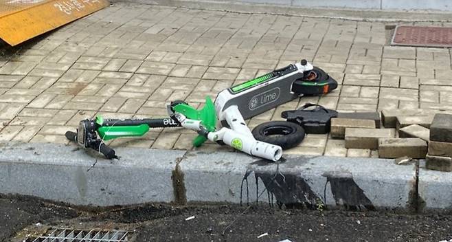 12일 오전 차량과 충돌해 크게 부서진 '라임' 공유 전동 킥보드 [독자 제공. 재판매 및 DB 금지]