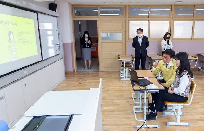 세종시교육청 최교진 교육감이 3일 소담중학교와 보람고등학교를 차례로 방문해 오는 9일 온라인 개학에 대비한 원격수업 준비 상황을 점검하고 교직원들을 격려했다고 밝혔다.(사진=연합뉴스)