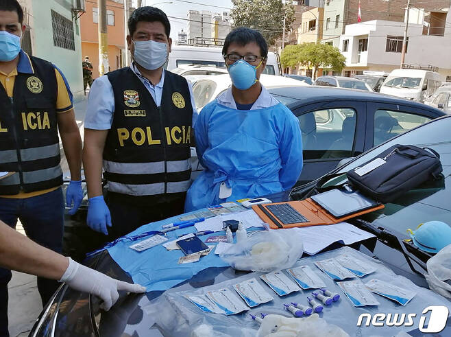 페루 경찰은 12일(현지시간) 자신이 일하던 연구소에서 코로나19 진단키트를 훔쳐 불법으로 영리활동을 한 중국인 남성을 체포했다고 밝혔다. © AFP=뉴스1