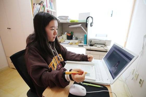 온라인 개학일인 지난 9일 경기도 고양시 화정고등학교에 재학 중인 고등학교 3학년 학생이 자택에서 온라인 강의로 수업을 듣고 있다. 연합뉴스