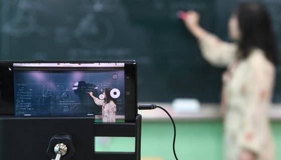 고3·중3 온라인 개학일인 지난 9일 경남 거창군 거창대성고등학교 교실에서 고3 수학 온라인 수업이 진행되고 있다. 연합뉴스