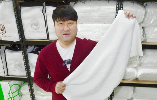 원기욱 노블메이드 대표가 지난 10일 서울 광진구 아차산로에 있는 본사에서 서비스 제품에 대해 설명하고 있다.   신창섭 기자