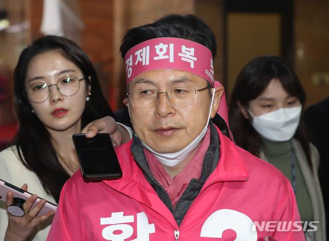 [서울=뉴시스] 고승민 기자 = 제21대 국회의원 선거 종로구 후보로 출마하는 황교안 미래통합당 대표가 유세 도중 차명진 부천시병 후보와 관련해 13일 서울 여의도 국회 당대표실에서 열린 최고위원회의에 들어서고 있다. 2020.04.13.kkssmm99@newsis.com