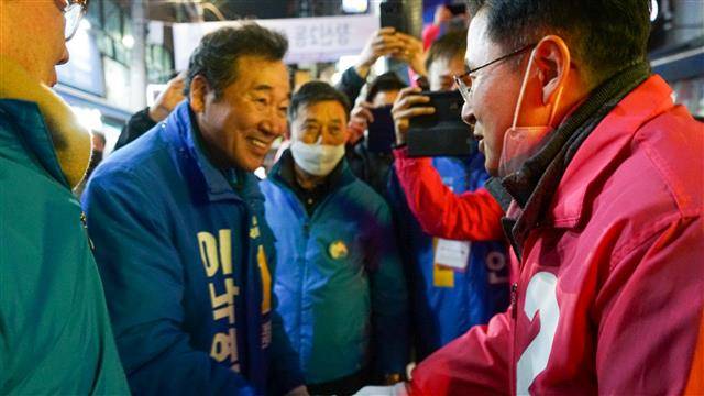 4·15 총선 서울 종로에 출마한 더불어민주당 이낙연 후보와 미래통합당 황교안 후보가 12일 창신동 골목시장 유세 중 우연히 만나 악수하고 있다. 두 후보가 선거운동 기간 중 조우한 건 처음이다.이낙연 후보 측 제공
