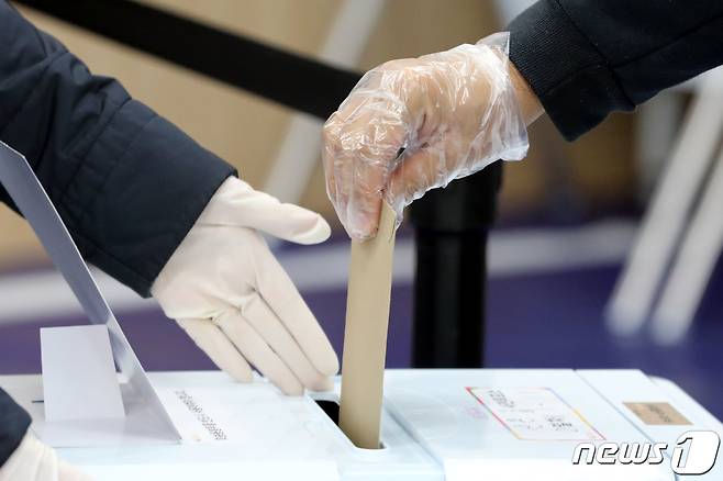제21대 국회의원선거 사전 투표가 시작된 10일 오전 서울 서대문구 도시재생 앵커시설인 신촌 파랑고래에 마련된 사전투표소를 찾은 시민들이 비닐장갑을 착용하고 투표하고 있다. 2020.4.10/뉴스1 © News1 이광호 기자