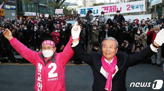 황교안 미래통합당 종로구 후보와 김종인 총괄선대위원장이 14일 오후 서울 종로구 세검정 새마을금고앞에서 열린 거리유세에서 손을 맞잡고 지지를 호소하고 있다. 2020.4.14/뉴스1 © News1 김명섭 기자