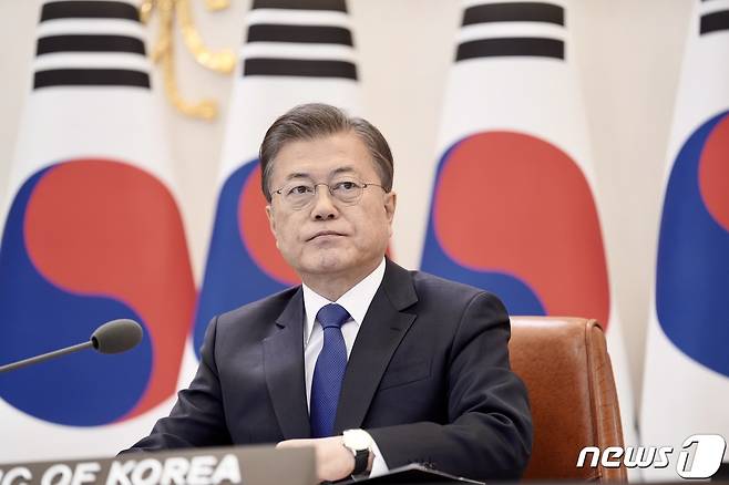 문재인 대통령이 14일 청와대 집무실에서 아세안+3 특별화상정상회의를 갖고 있다. (청와대 제공) 2020.4.14/뉴스1