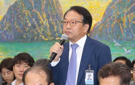 한인섭 한국형사정책연구원 원장이 지난해 10월 17일 국회 정무위원회 국정감사에서 의원 질의를 듣고 있다. [연합뉴스]