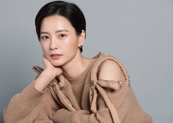 배우 정유미는 심령공포 학원물 '보건교사 안은영'을 넷플릭스 오리지널로 선보인다. [사진 매니지먼트 숲]