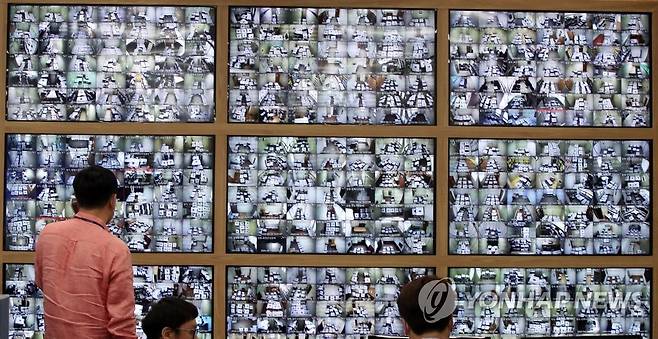 제21대 국회의원선거를 사흘 앞둔 2020년 4월 12일 경기 과천 중앙선거관리위원회에 설치된 관내사전투표함 보관장소 CCTV 통합관제센터에서 관계자들이 업무를 보고 있다. [연합뉴스 자료사진]
