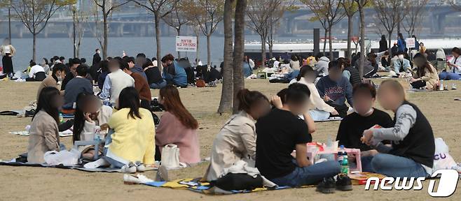 제21대 국회의원 선거일인 15일 서울 여의도 한강공원에서 시민들이 봄날씨를 즐기며 야외활동을 하고 있다. 이날 의료계는 "투표를 마친 국민들이 하루를 어떻게 보내느냐에 따라 코로나19 잠복기인 2주 뒤 확진자가 폭증할 수 있다＂고 경고했다. 2020.4.15/뉴스1 © News1 성동훈 기자