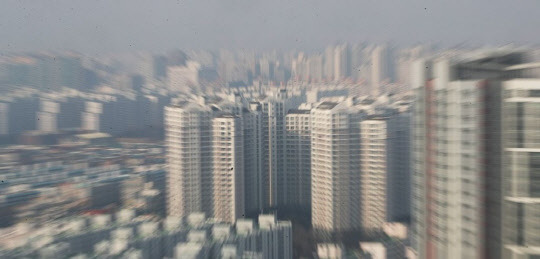정부가 집값을 잡겠다며 내놓은 규제 대책이 역효과를 내며 서울은 물론이고 인접 경기권으로의 전세 시장을 크게 과열시켰다. 사진은 경기도 수원 시내 아파트 단지 모습.



<연합뉴스>