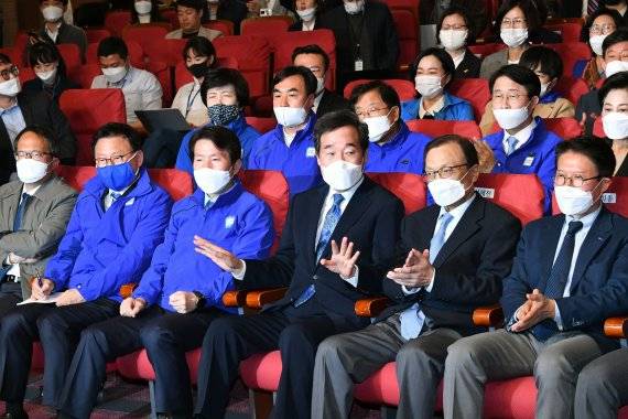 더불어민주당 이해찬 대표, 이인영 원내대표, 이낙연 선대위원장 등이 제21대 총선일인 15일 오후 서울 여의도 국회의원회관에 마련된 개표상황실에서 개표방송을 시청하고 있다. 사진=서동일 기자