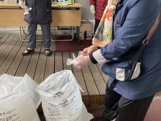 투표를 하고 난 뒤, 한 유권자가 쓰레기통에 비닐장갑을 버리고 있다. 백희연 기자