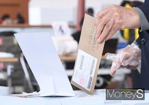 제21대 국회의원선거 사전투표가 시작된 10일 서울 용산구 서울역에 마련된 사전투표소에서 시민들이 투표를 하고 있다. /사진=장동규 기자