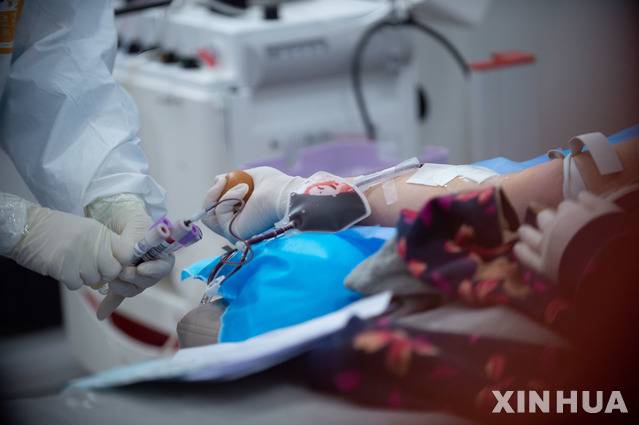 [하이커우=신화/뉴시스]중국 하이난(海南)성 하이커우(海口)의 하이난 혈액센터에서 지난 2월17일 신종 코로나바이러스 감염증(코로나19)로부터 회복된 환자 한 명이 혈장을 기증하고 있다. 미 식품의약국(FDA)은 25일(현지시간) 일부 심각한 환자를 치료하기 위해 회복된 환자의 혈장 사용을 승인했다. 또 뉴욕시도 중증 환자를 치료하기 위해 코로나19로부터 회복된 환자들의 혈청을 검사하기 시작하기로 했다. 2020.3.26