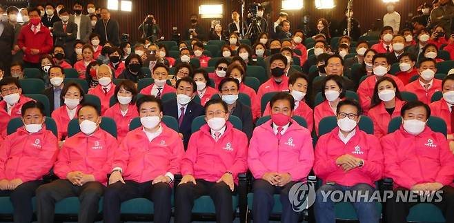 굳은 표정의 황교안-원유철 (서울=연합뉴스) 진성철 기자 = 미래통합당 황교안 대표와 미래한국당 원유철 대표가 15일 국회도서관 강당에 마련된 개표상황실에서 개표방송을 시청하던 중 방송사 출구조사 결과에 굳은 표정을 짓고 있다. 2020.4.15 zjin@yna.co.kr