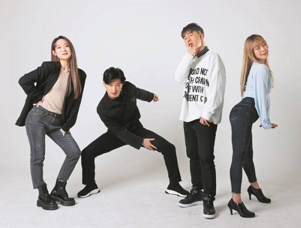 경연 안무를 선보인 모스트하모니 안무팀. 황윤성과 단독 무대를 꾸몄던 윤하늘(맨 왼쪽부터), 이찬원의 '허벅지쓸기'를 선보이는 조영서, '댄싱퀸'에서 장민호의 입술 손가락 키스를 선보인 심헌식 단장, 김주원/오종찬 기자