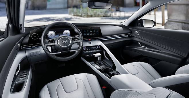 7세대 아반떼 실내.