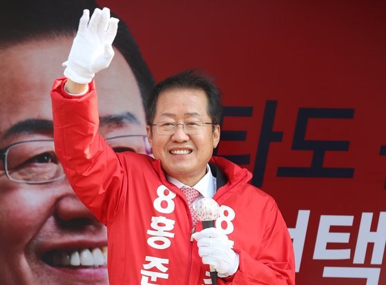 제21대 국회의원선거 대구 수성을에 무소속으로 출마해 당선된 홍준표 당선인이 16일 오후 유세차를 타고 대구 수성구 두산오거리에서 시민들을 향해 손을 흔들며 당선 인사를 하고 있다. [뉴스1]