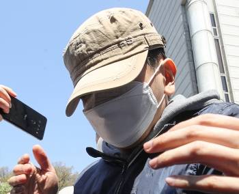 텔레그램 대화방 '박사방'에서 조주빈의 미성년 성 착취에 가담한 혐의를 받는 '부따' 강모씨가 9일 서울 서초구 서울중앙지방법원에서 열린 구속 전 피의자심문(구속영장 실질심사)를 마친 후 법정을 나서고 있다.10대인 강씨는 조주빈의 다른 공범들과 함께 박사방 참여자를 모집·관리하는 역할을 하고 암호화폐로 모금한 범죄수익금을 인출해 조주빈에게 전달한 혐의를 받고 있다./사진=뉴스1