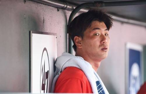 덕아웃의 김광현이 휴식하고 있다. 코로나19로 시즌 개막이 연기 되고 있어 그 역시 애가 타는 심정이다. [사진=MLB]