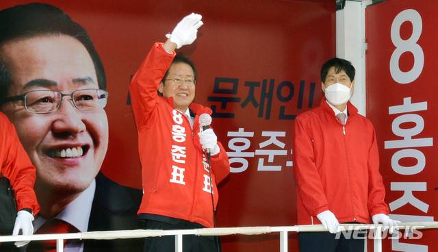 [대구=뉴시스] 이무열 기자 = 제21대 국회의원 선거가 종료된 16일 오후 대구 수성구 두산오거리에서 수성구을에 당선된 홍준표 무소속 당선인이 시민들에게 감사 인사를 하고 있다. 2020.04.16.lmy@newsis.com