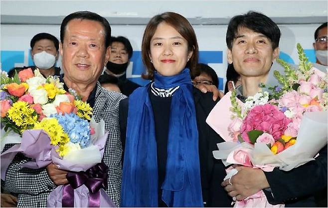 제21대 국회의원 선거 서울 광진구을에 출마한 더불어민주당 고민정 후보가 16일 당선이 결정되자 본인의 선거사무소에서 아버지 고영수씨, 배우자 조기영씨 등 관계자들과 환호하고 있다.(사진=연합뉴스)