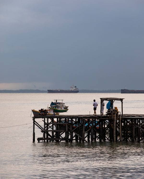 뒤쪽에 바다를 낀 시장에서는 덕분에 싱싱한 해산물을 저렴하게 구할 수 있다