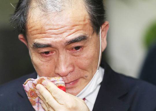 탈북자 출신으로는 처음으로 지역구 국회의원으로 선출된 미래통합당 태구민(태영호·서울 강남갑) 당선자가 16일 서울 강남구 선거 사무실에서 당선 소감을 말하다 눈물을 훔치고 있다. /연합뉴스