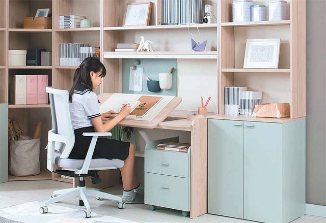 온라인 개학으로 장시간 학습에 최적화된 학생가구를 구입하는 가정이 늘고 있다. 리바트가 선보인 ‘로넌 시리즈’ 각도 조절 책상. 리바트 제공