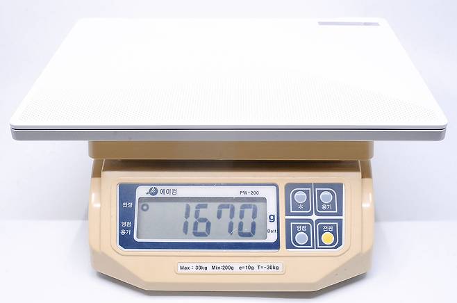 14인치 크기지만 무게도 1.7kg이 안 될 정도로 가벼운 편이다.