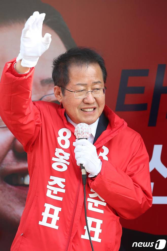 (대구=뉴스1) 공정식 기자 = 제21대 국회의원선거 대구 수성을에 무소속으로 출마해 당선된 홍준표 당선인이 지난 16일 오후 유세차를 타고 대구 수성구 두산오거리에서 시민들을 향해 손을 흔들며 당선 인사를 하고 있다. 2020.4.16/뉴스1