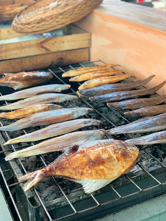 ‘중앙시장’ 생선구이. 30여 개의 생선구이집에서는 숯불과 맥반석을 이용해 다양한 생선을 구워낸다.