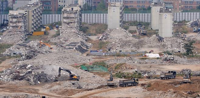 HUG와의 분양가 협상에서 난항을 겪고 있는 서울 강동구 둔촌주공 단지의 지난해 철거 모습. [헤럴드경제DB]