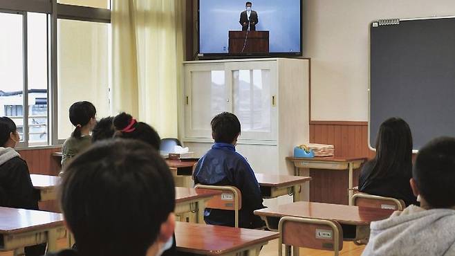일본 와카마야현 일부 학교에서 4월 13일 진행된 입학식. 마스크를 쓴 학생들이 교실에 모여 TV 모니터로 입학식을 보고 있다. 키이민보 캡처