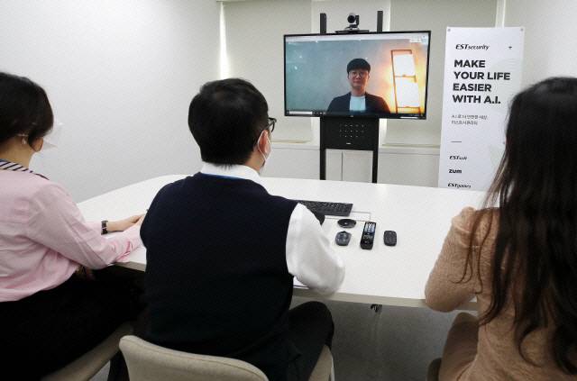 서울 서초구 이스트소프트에서 이 회사 직원들이 화상 면접을 시연하고 있다. 이스트소프트는 신종 코로나바이러스 감염증(코로나 19) 확산 우려에 따라 상반기 정기 공채 응시생을 대상으로 화상면접을 실시한다. /연합뉴스