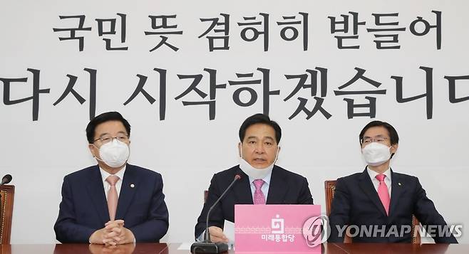 해단식서 발언하는 미래통합당 심재철 대표권한대행 (서울=연합뉴스) 안정원 기자 = 미래통합당 심재철 대표권한대행이 17일 오전 서울 여의도 국회에서 열린 중앙선거대책위원회 해단식에서 발언하고 있다. 2020.4.17 jeong@yna.co.kr