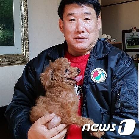 다리 하나를 잃었지만 씩씩한 사랑이와 임장춘 대표. 사진 한국유기동물복지협회 제공 © 뉴스1