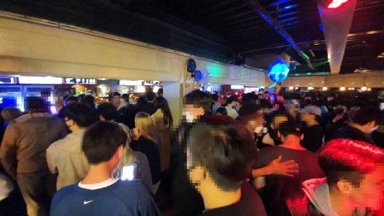 18일 오전 1시 서울시 마포구 서교등 홍대 인근의 한 일반음식점. 젊은이들이 발디딜 틈 없이 북적이며 춤을 추거나 게임을 하고 있다. 정은혜 기자.