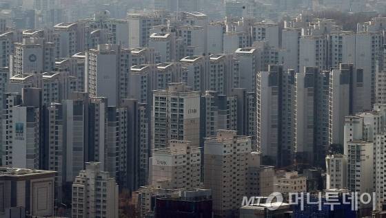 &nbsp;정부의 부동산 규제 대책과 코로나19로 인한 경기 침체 우려가 겹치면서 강남권 아파트값이 하락세를 보이고 있다.서울 아파트값은 강남4구인 송파(-0.17%) 강남(-0.12%) 강동(-0.06%) 서초(-0.04%)를 비롯해 용산(-0.01%) 등 고가 아파트가 많은 지역 위주로 떨어졌다.사진은 31일 강남구 아파트 단지 모습. / 사진=김창현 기자 chmt@