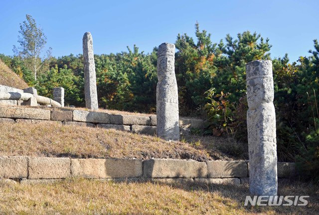 <사진9>[서울=뉴시스] 명릉군 제2릉의 동쪽에 있는 망주석(望柱石)과 문인석(文人石). (사진=평화경제연구소 제공) 2020.04.18. photo@newsis.com