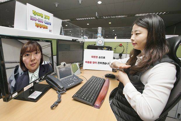 ‘보이는 ARS’를 통해 연결된 장애인 고객과 ‘100-100 Care 전담센터’ 전문 컨설턴트가 장애유형과 상황을 고려해 상담을 하는 모습(사진=KT)