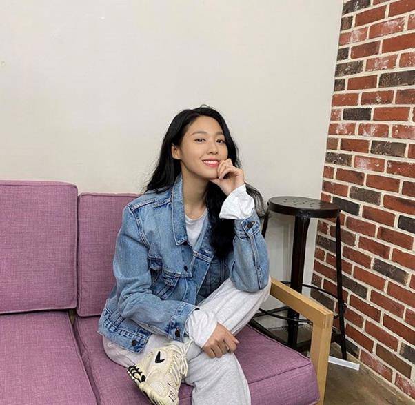 설현이 사랑스러운 미소를 뽐냈다. 설현 SNS 제공