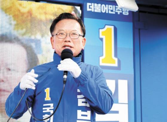 더불어민주당 대구 수성갑 김부겸 후보가 12일 오후 대구 수성구 이마트 만촌점 앞에서 유권자들에게 지지를 호소하고 있다. 김 후보는 낙선했다 [연합뉴스]