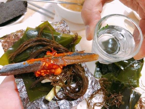 '아재의 식당'에서 찾아간 충무로 '영덕회식당'의 과메기 한 쌈. 김 두 장을 겹친 다음 다시마, 꼬시래기 등의 해초를 올리고 마늘, 쪽파, 과메기, 초장을 함께 싸먹으면 소주를 부르는 별미를 맛볼 수 있다.