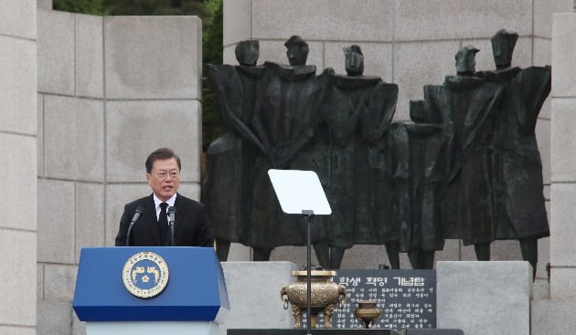 문재인 대통령이 19일 오전 서울 강북구 국립4.19민주묘지에서 열린 제60주년 4.19혁명 기념식에서 기념사를 하고 있다. 사진=연합뉴스