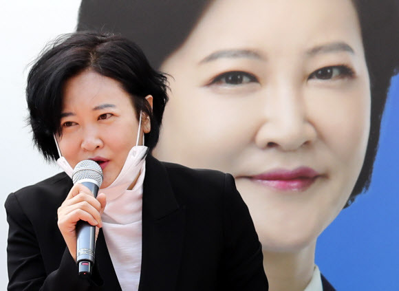 21대 총선 서울 동작을에 당선된 더불어민주당 이수진 당선인이 16일 오전 서울 동작구 흑석역 인근에서 주민에게 당선 인사를 하고 있다. 2020.4.16 연합뉴스